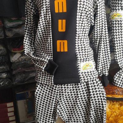 SET HOMEWEAR UNISEX για ολες τις ωρες τις ημερας και για ανδρα και για γυναικα με σταμπα εμπρος .Υφασμα 80% βαμβακι -20% πολυεστερ.